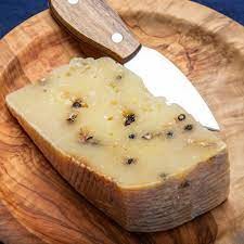 pecorino stagionato z pieprzem.jpeg