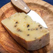 pecorino stagionato z pieprzem.jpeg