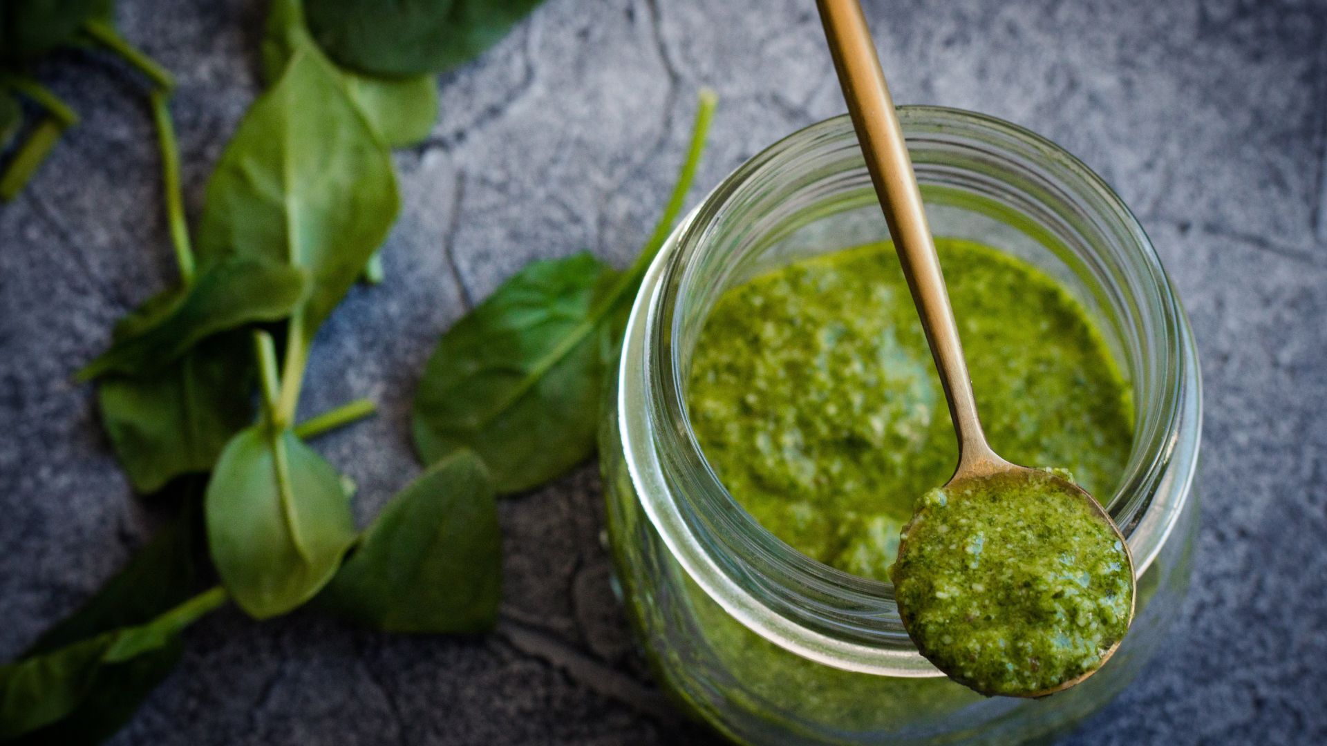 Prawdziwe włoskie pesto – jak wybrać i do czego pasuje?